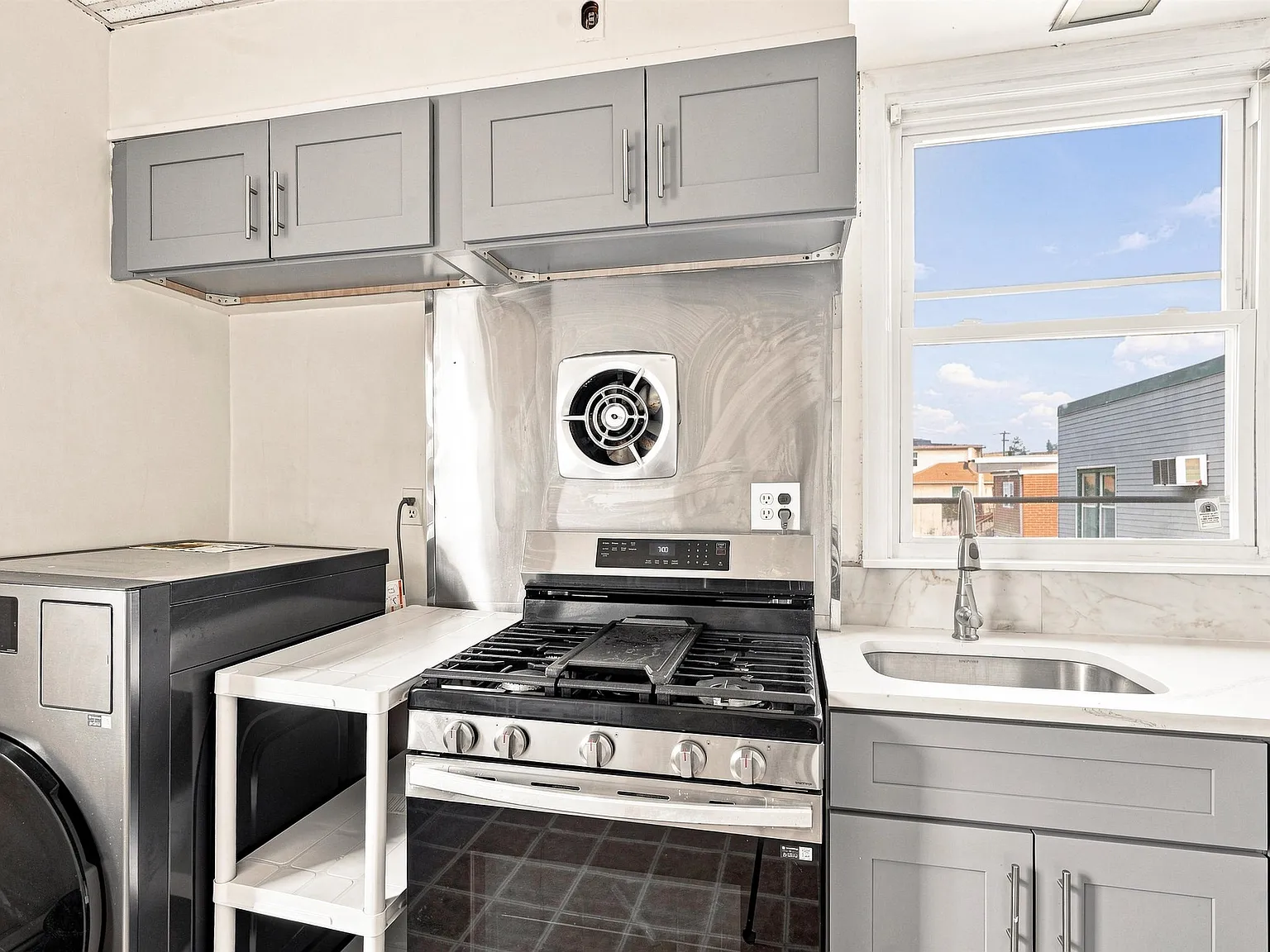 2 bed, 1.0 bath, $2,100 — Photo 3