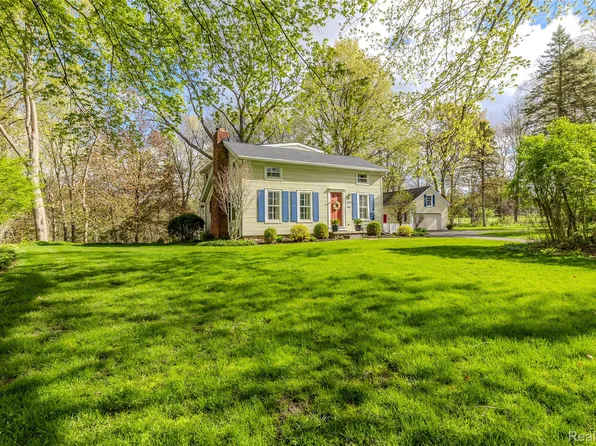 1081 E Tienken Rd, Rochester Hills, MI 48306