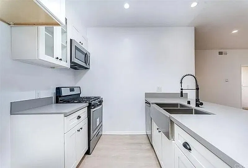 2 bed, 2.0 bath, 1035 sqft, $1,727 — Photo 2