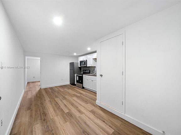 3rd image of 361 E 39th St #2