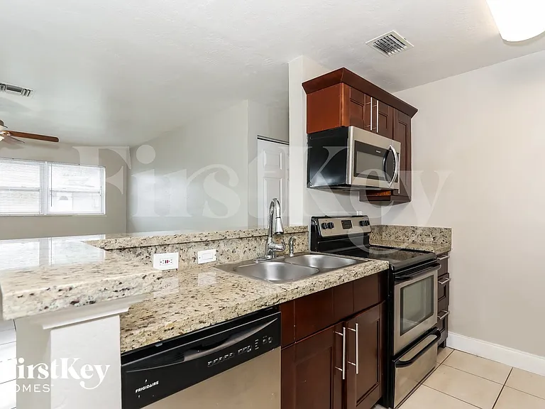 2350 SW 68th Ter — Photo 6