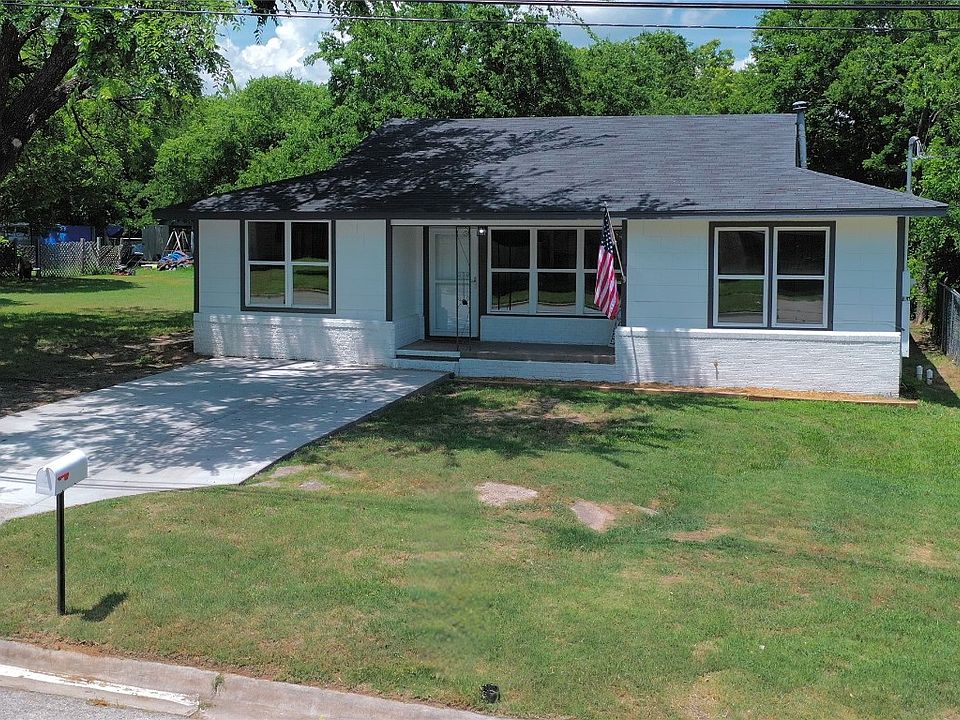 1st image of 405 E Pecan St
