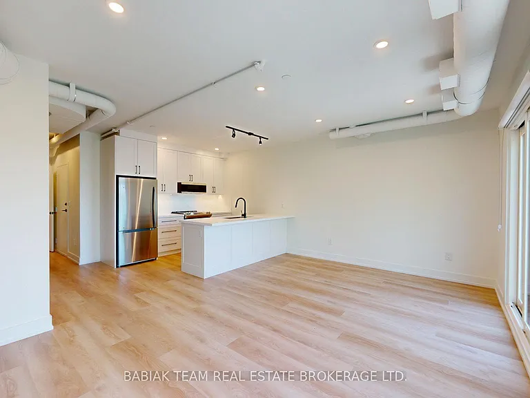 656 Annette St #302 — Photo 2