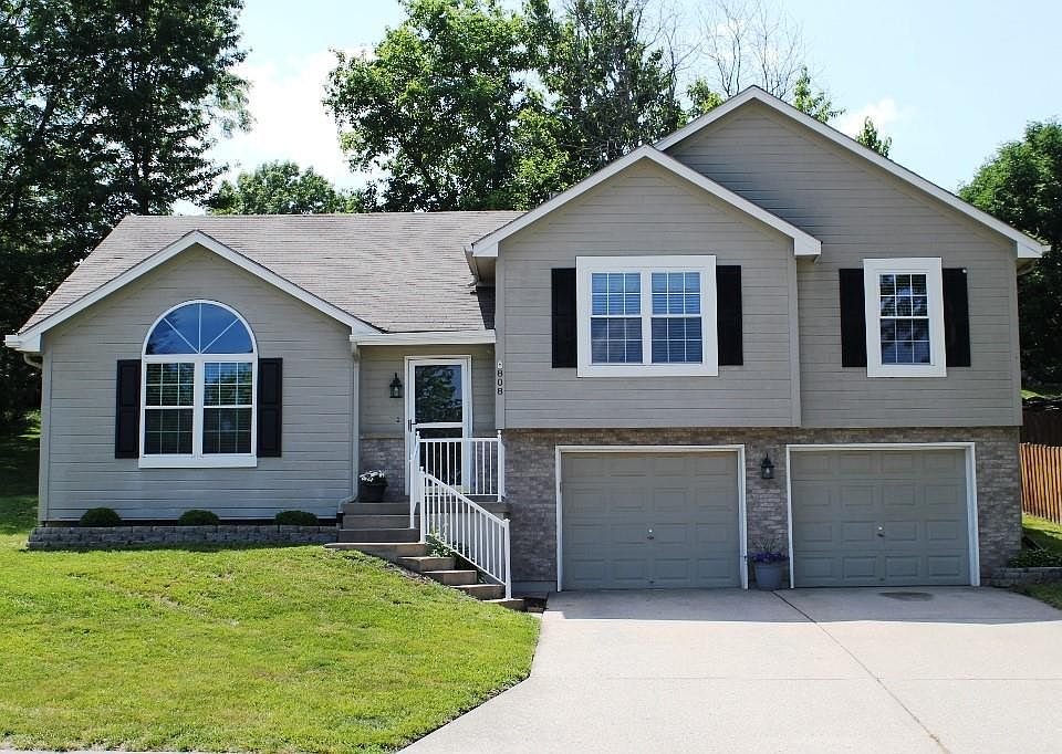 1st image of 808 SW Brome Dr