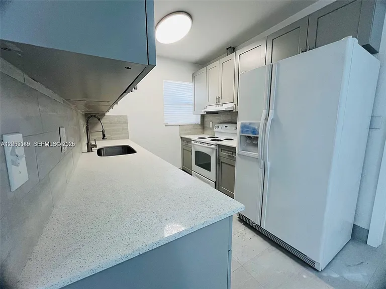 13390 NE 6th Ave #10 — Photo 3