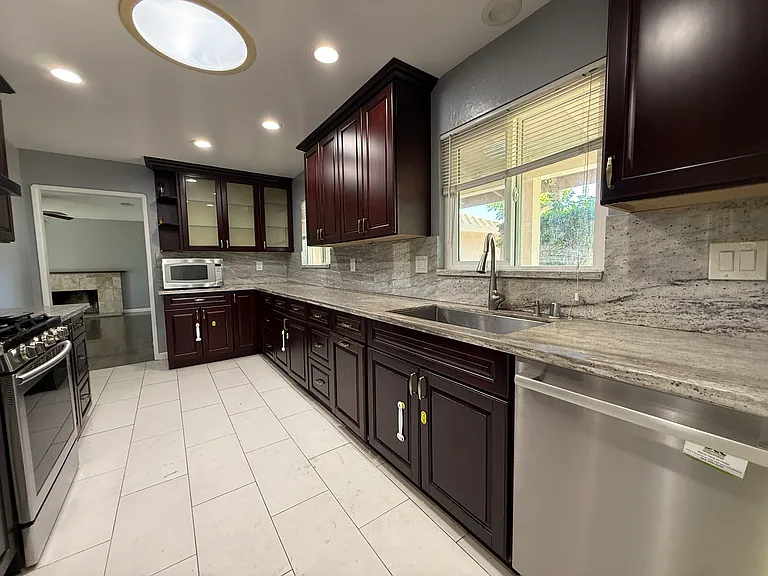 5376 Selma Ave — Photo 4
