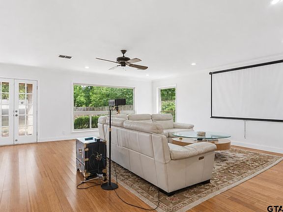 5th image of 224 La Jolla Dr