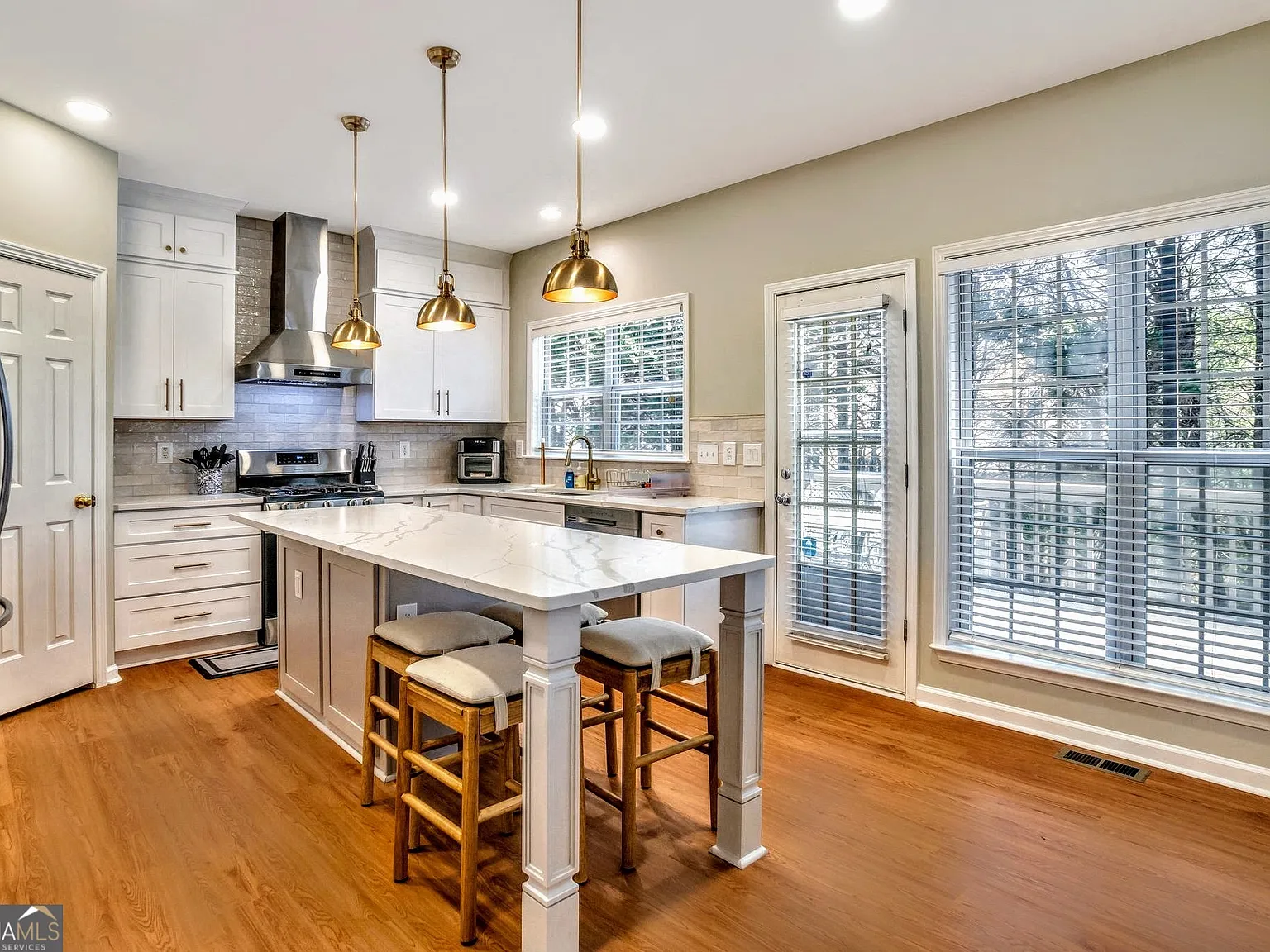 5 bed, 3.5 bath, 3000 sqft, $6,400 — Photo 3