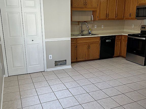 Large Eat-In Kitchen with Plenty of Cabinet Space
