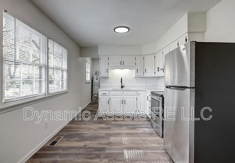 204 E 24th St — Photo 1