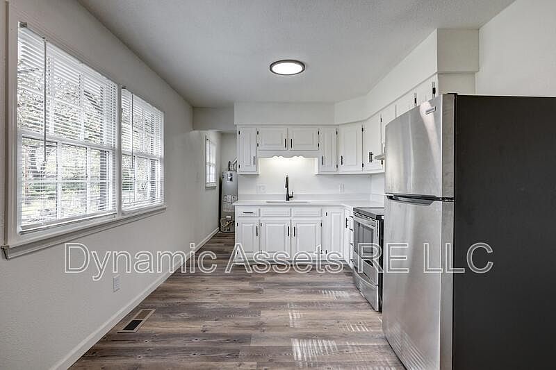 1st image of 204 E 24th St