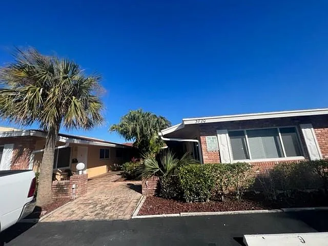 2 bed, 850 sqft, $2,050 — Photo 2