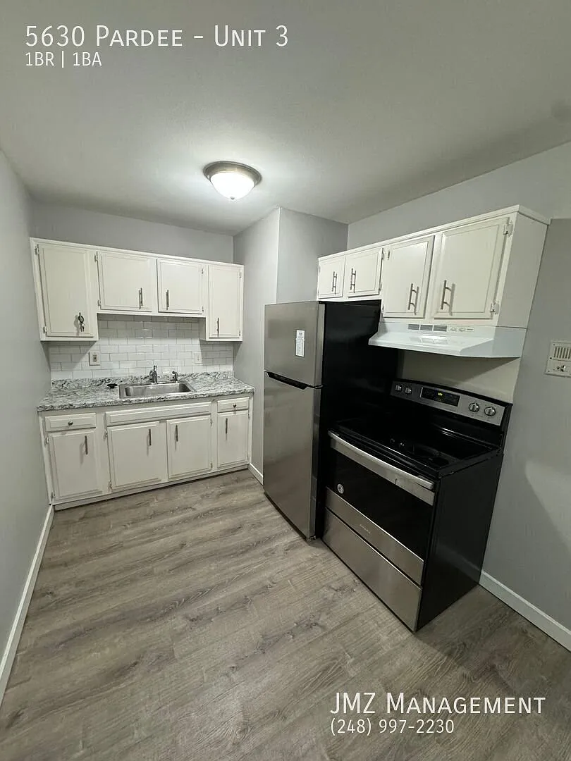 Coming Soon! Beautiful Updated 1 Bedroom Apartment In Dearborn Heights! Don't Miss Out — Photo 2