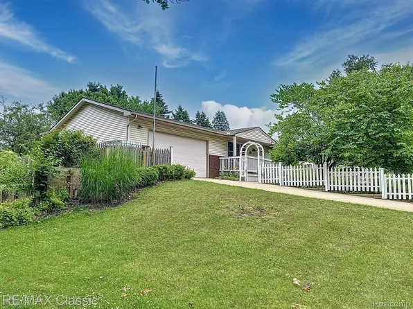 3941 Loch Dr, Highland, MI 48357