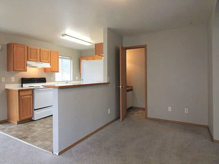 825 S Elm St — Photo 2