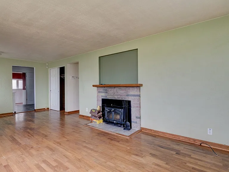346 SE Quaker St — Photo 4