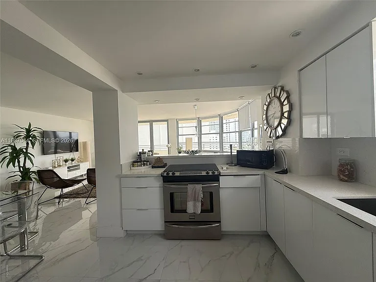 5555 Collins Ave #8R — Photo 17
