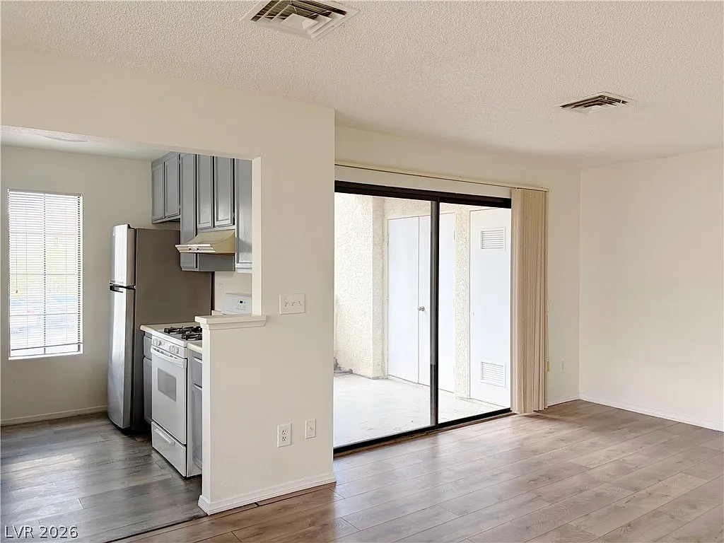 1 bed, 1.0 bath, 568 sqft, $1,300 — Photo 4