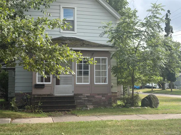 329 1st St, Rochester, MI 48307