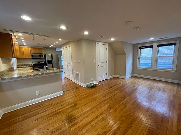 4th image of 3137 N Sawyer Ave APT 2