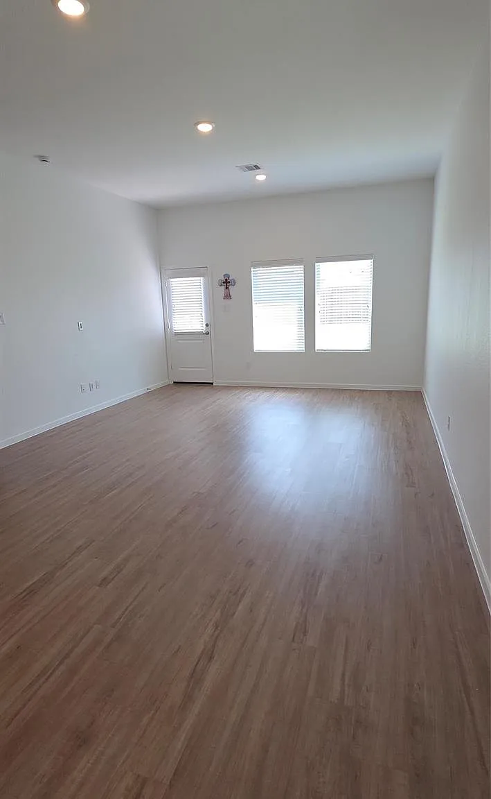 4 bed, 2.5 bath, 2103 sqft, $2,350 — Photo 4