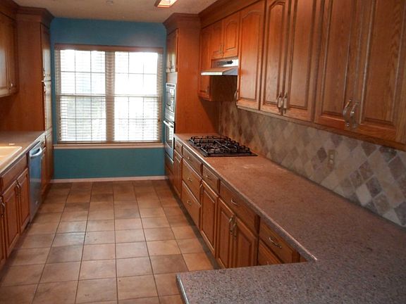 5th image of 4221 Bay Oaks Dr