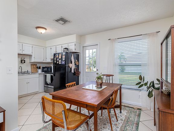 5th image of 138 SW Thornhill Drive