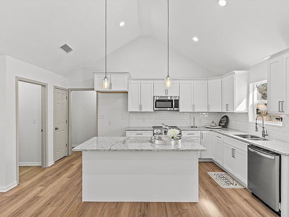 4th image of 359 Spruce Ln
