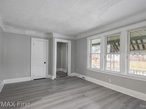 4th image of 16676 Tuller St