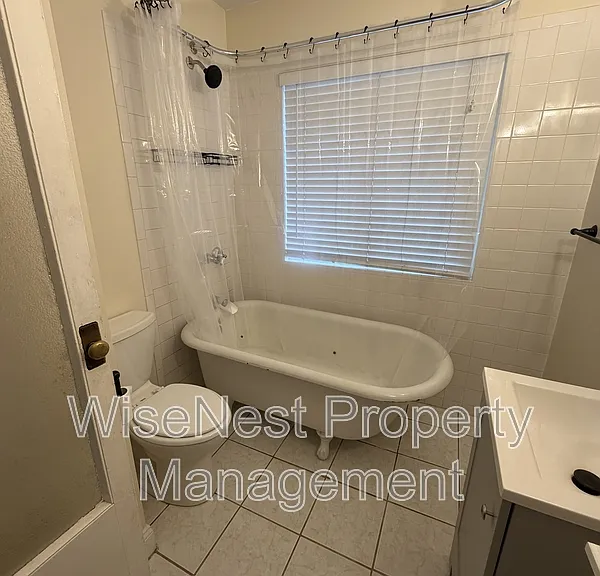 800 E 41st St — Photo 10