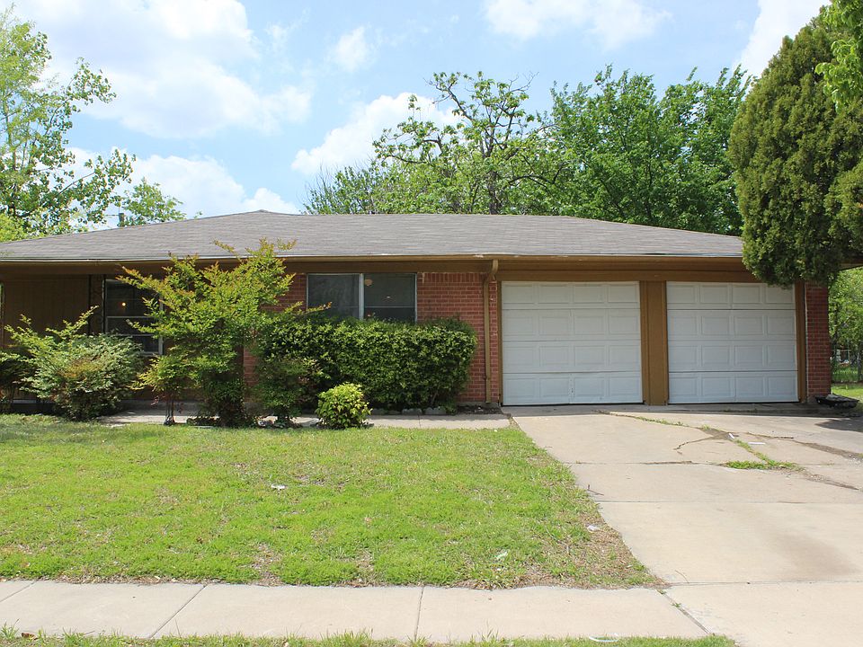 1st image of 2709 Manor Dr