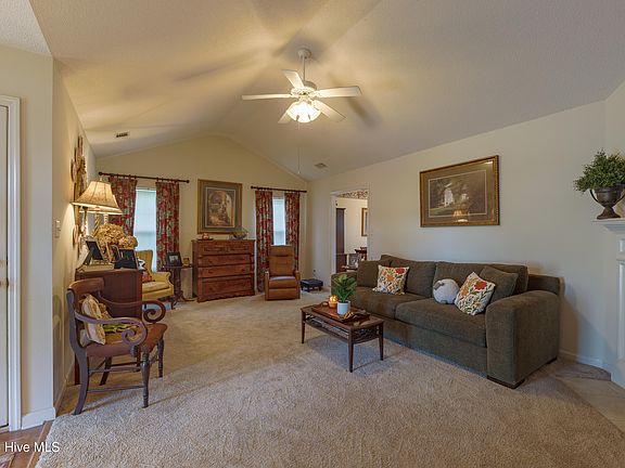 3rd image of 692 Devon Road