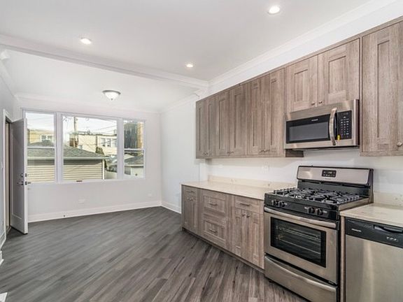 3rd image of 3349 N Hamlin Ave #2
