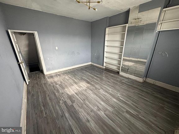 5th image of 1687 Darley Ave