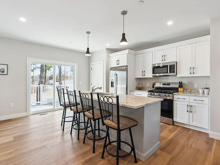 Bayberry Commons- 3 Bedroom 2.5 Bath Townhomes with 2 Car Garage — Photo 2