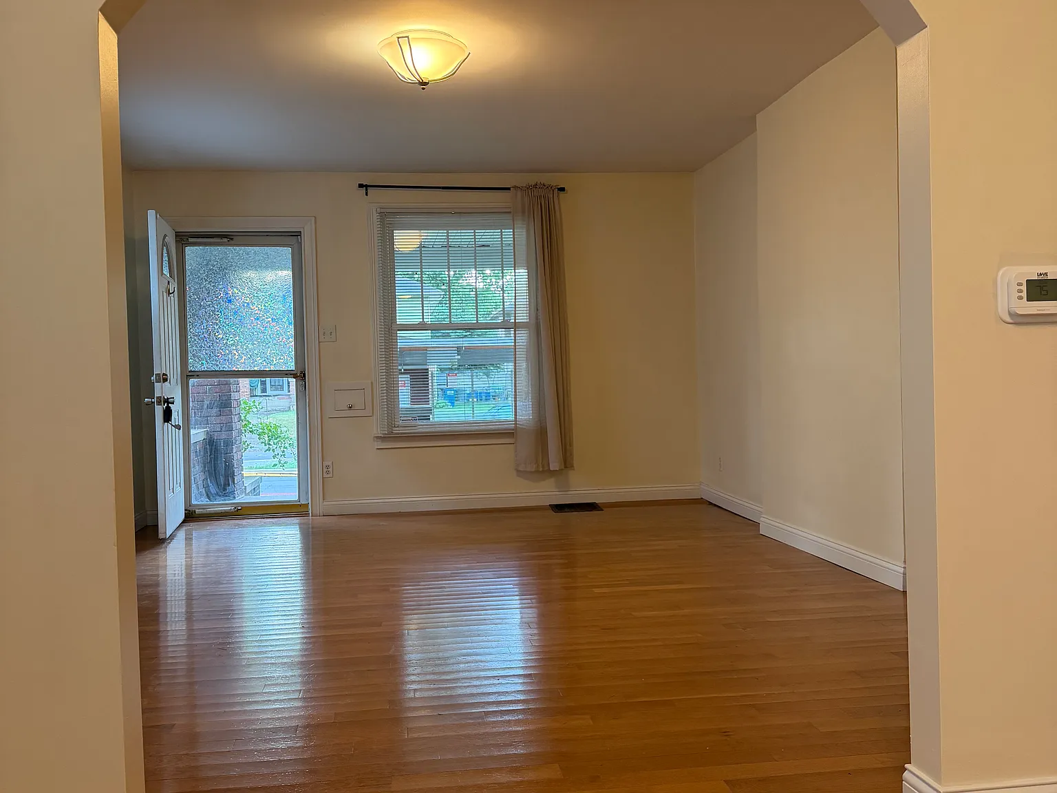3 bed, 1.5 bath, 1932 sqft, $1,900 — Photo 2