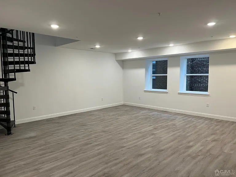 37 Main St #7 — Photo 3