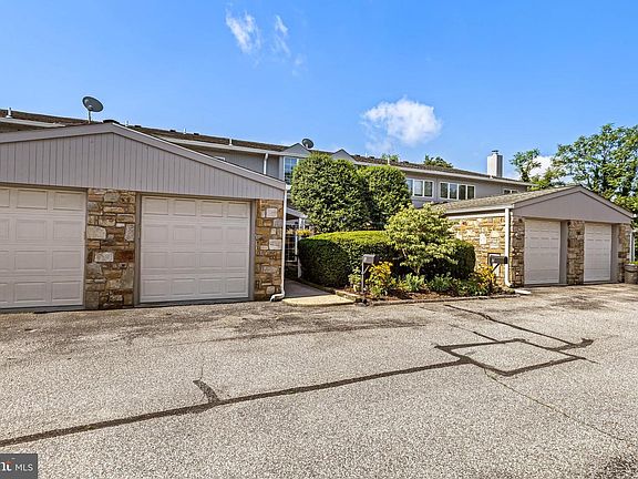 2nd image of 18 Stone Manor Ct