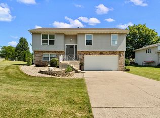 4176 Thornhill Dr, Crown Point, IN 46307