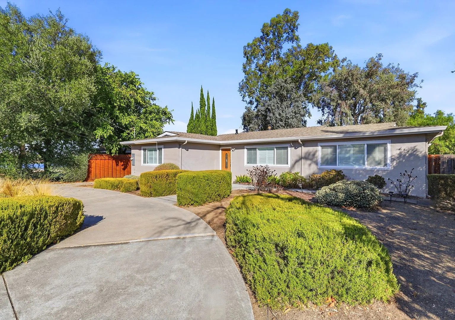 Beautify Home located in the lovely Town of Los Gatos — Photo 1