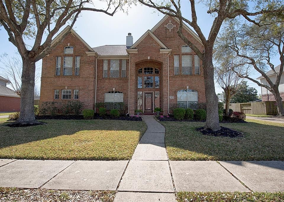 Fabulous home located just minutes away from great schools, shopping and restaurants.