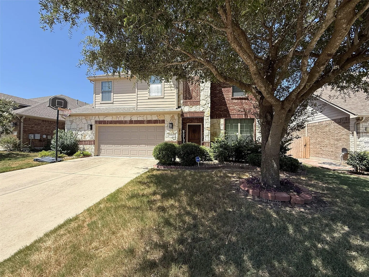 5 bed, 2.5 bath, 3348 sqft, $2,850 — Photo 2