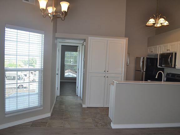 LIVING / KITCHEN