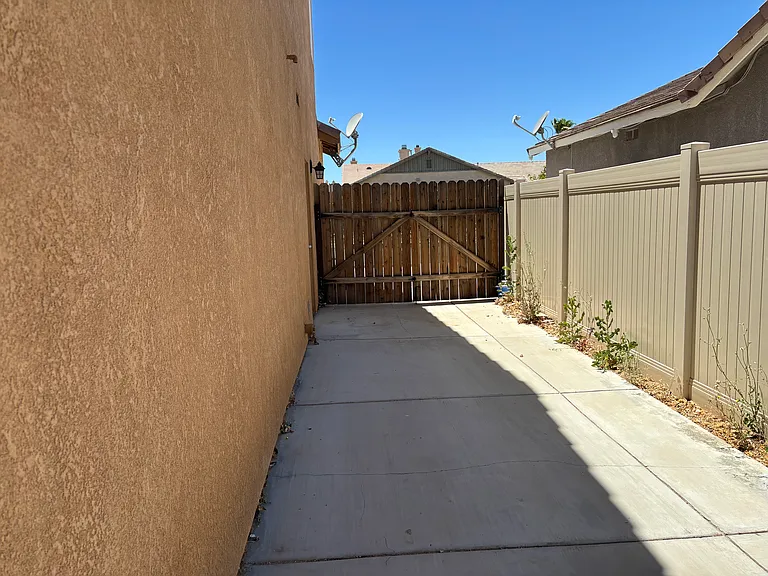 8623 Bridgeport Ave — Photo 31
