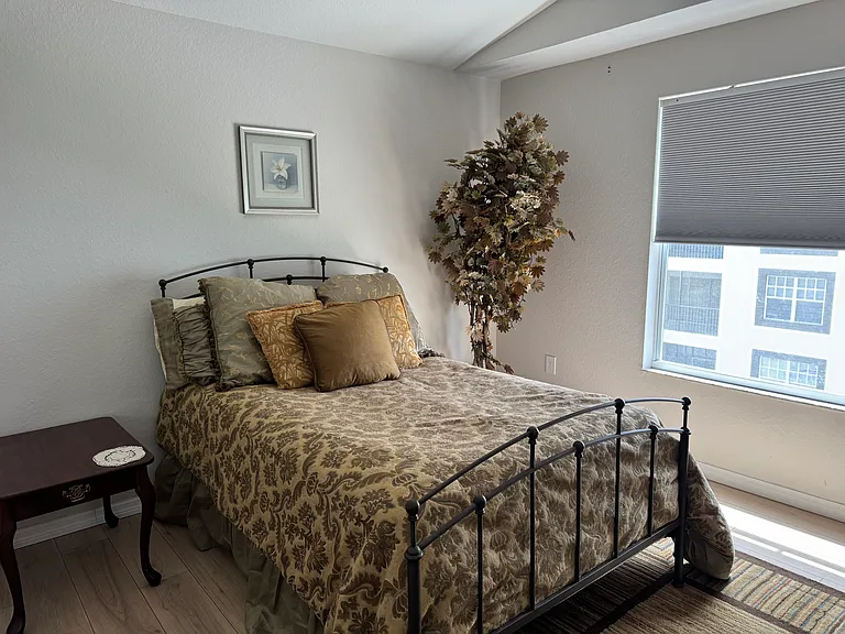 Third bedroom, full-size bed