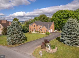 2384 Castlegreen Dr, Greencastle, PA 17225