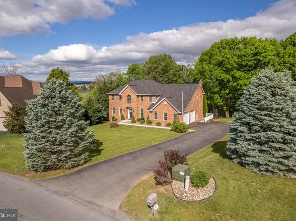 2384 Castlegreen Dr, Greencastle, PA 17225