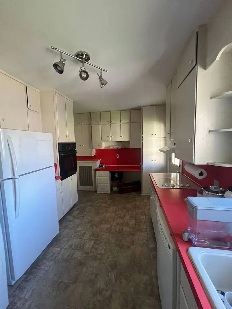 148-150 W High St — Photo 3