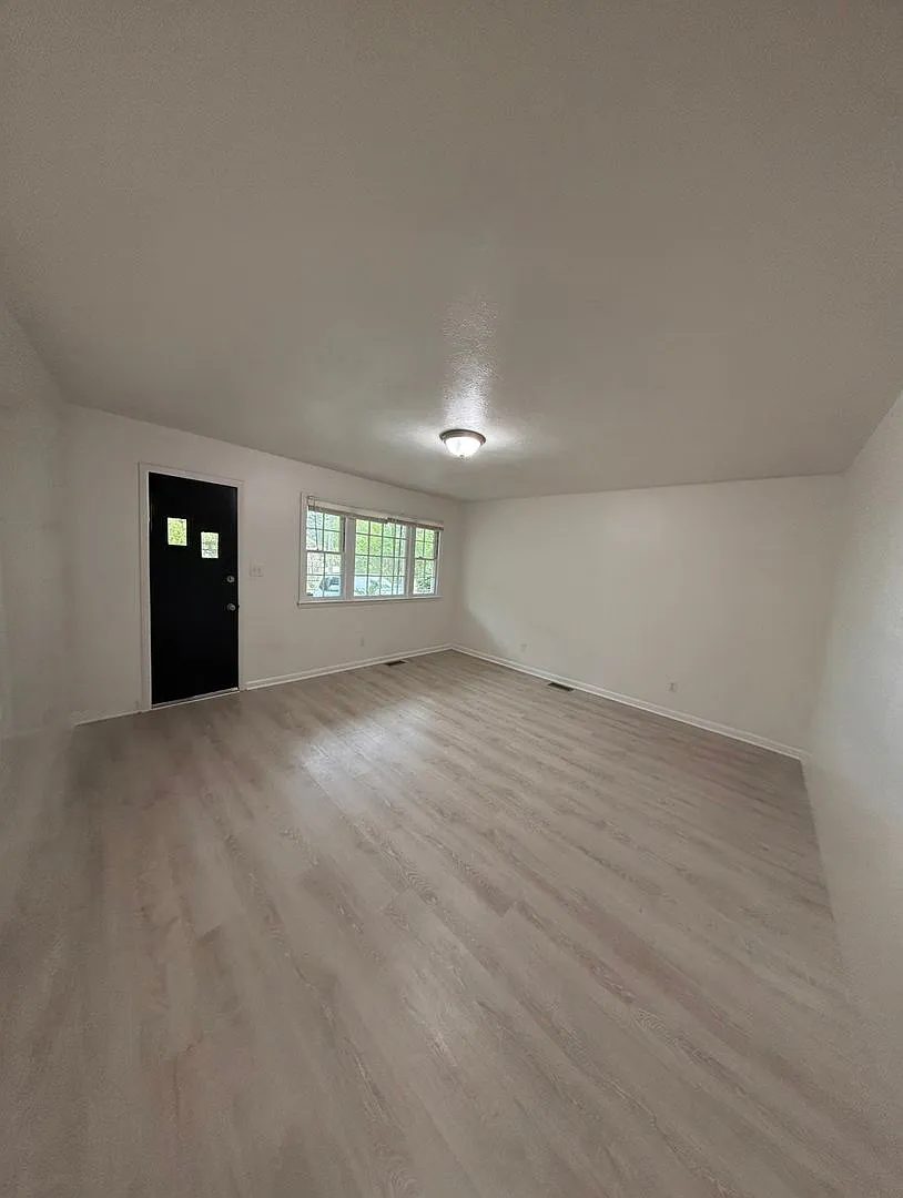 825 Oakcrest, Nearly Royal — Photo 3
