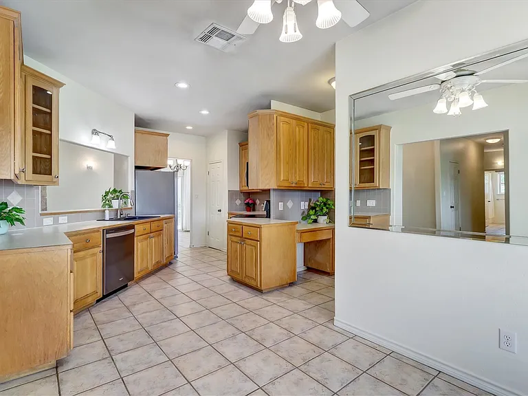 203 Dunkeld Dr — Photo 17